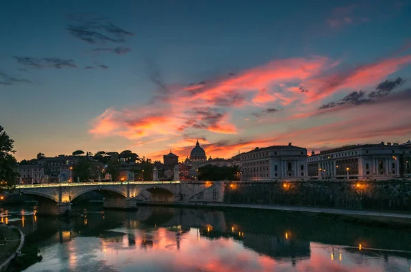 Rome cityscape at sunset with view of St Peters Basilica in Vati — 图库照片