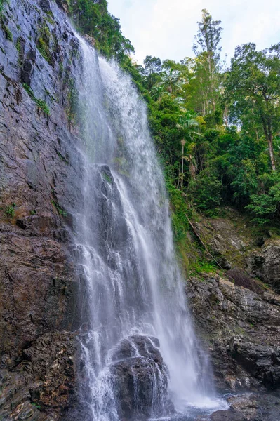 Impressionante cachoeira no verde floresta tropical natureza fundo — Fotografia de Stock