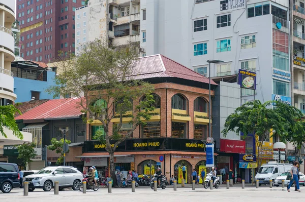 Edificio de arquitectura histórica en la esquina de Nguyen Hue stree — Foto de Stock