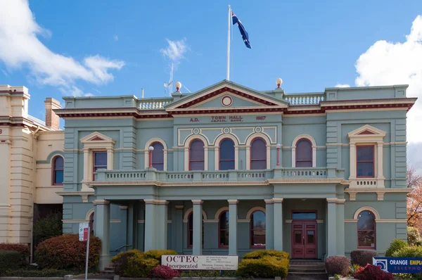 Rathausgebäude mit australischer Flagge oben in orange, austra — Stockfoto