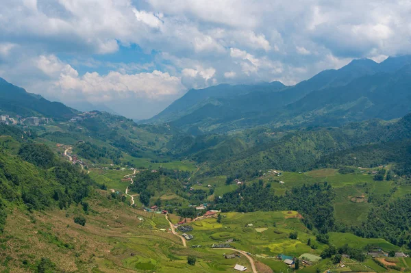 Letecký pohled na Sapa horské údolí s nádherným rýžovým terrac — Stock fotografie
