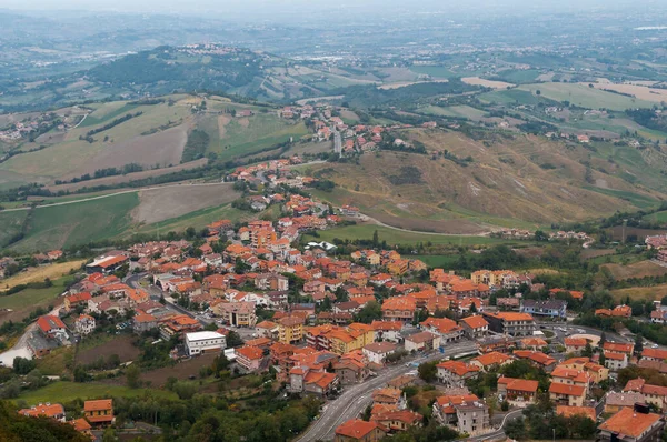 Vista aérea del pueblo rural con tejados rojos y gran fa —  Fotos de Stock