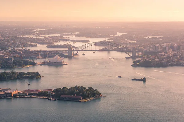 Vista aérea do porto de Sydney com ponte e história à beira-mar — Fotografia de Stock