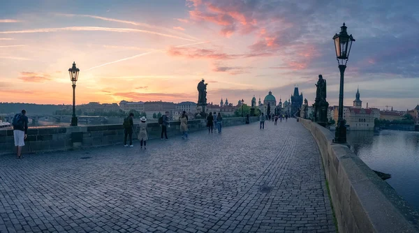 Wunderschönes Sonnenaufgangspanorama mit historischer Karlsbrücke — Stockfoto