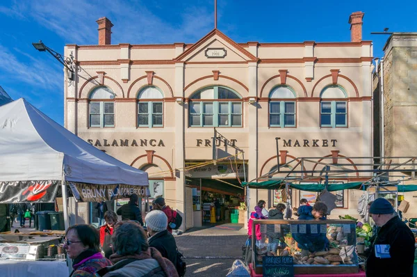 Pabellón de frutas del mercado de Salamanca con puestos de negocios locales en fr — Foto de Stock