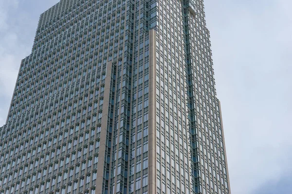 Perspective view of tall skyscraper building with rows of window — Stockfoto