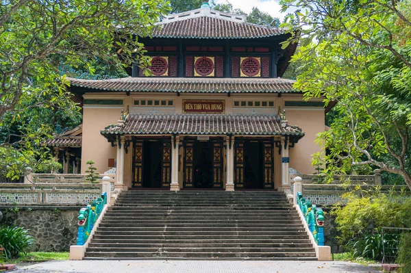 Temple building in traditional Asian architecture style in Vietn — 스톡 사진