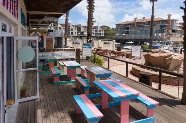 Café al aire libre con mesas y bancos de colores en Cape St Francis —  Fotos de Stock