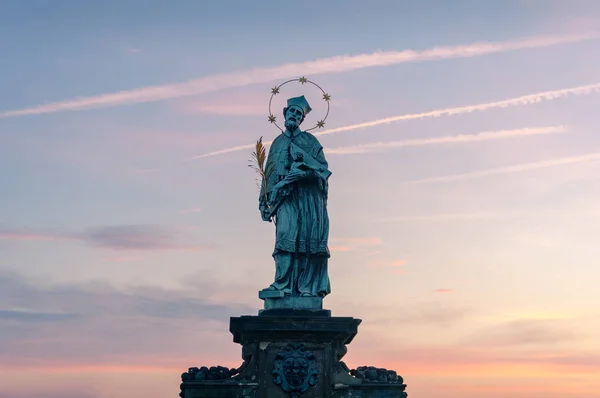 Standbeeld van Johannes van Nepomuk op de Karelsbrug in Praag — Stockfoto