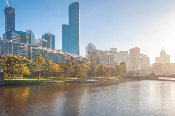 Melbourne paisagem urbana com sol pôr-do-sol no outono — Fotografia de Stock