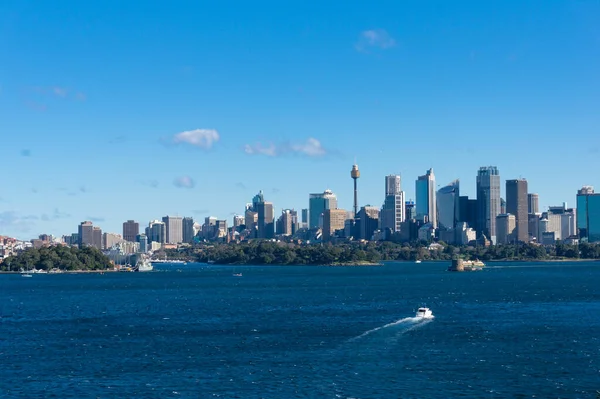 Vue épique sur le paysage urbain de Sydney avec ferry — Photo