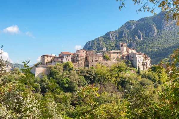 Antigua ciudad medieval Papigno en la colina con la montaña en la parte posterior —  Fotos de Stock