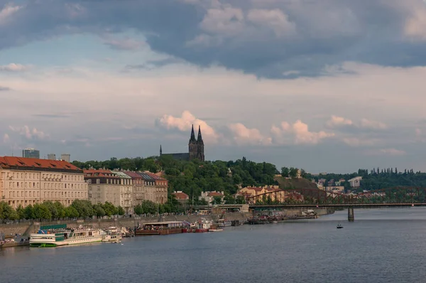 Prager Stadtbild mit der Burg Wyshehrad und der Moldau — Stockfoto