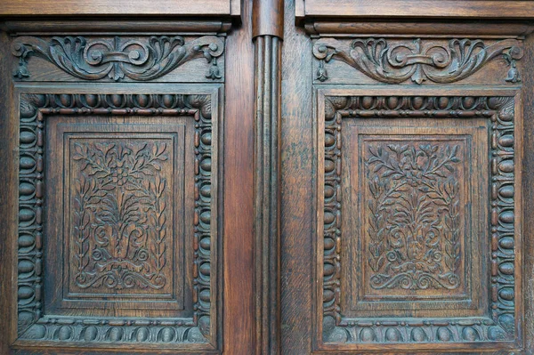 Rzeźbione drewniane dekoracje drzwi. Motyw kwiatowy na panelach drzwi — Zdjęcie stockowe