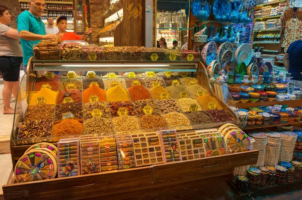 Puesto de recuerdos con surtido de té de hierbas en el Gran Bazar, Istán — Foto de Stock