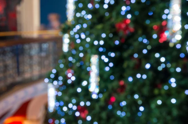 Abstrakte Weihnachten Bokeh Hintergrund der geschmückten Weihnachtsbaum — Stockfoto