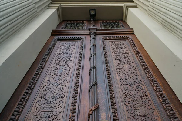 Vista su porta chiusa in legno intagliato — Foto Stock