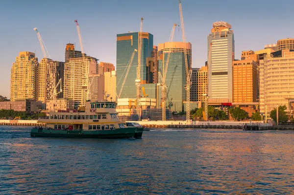 悉尼城市景观，有商业办公楼和渡船 — 图库照片