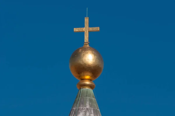 Gouden kruis met blauwe lucht op de achtergrond — Stockfoto