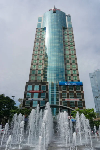 Sun Wah Tower, edificio comercial en la calle Nguyen Hue en Ho Ch — Foto de Stock