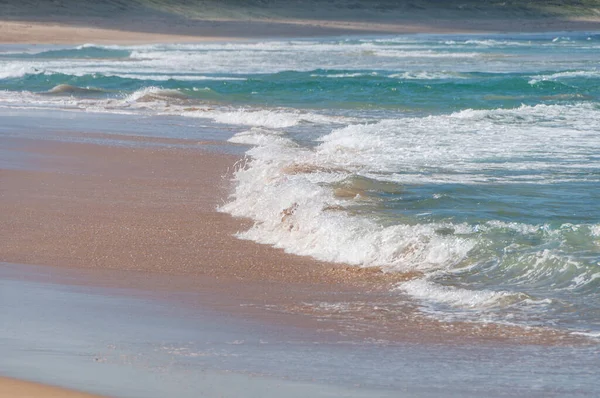 Hermoso fondo de playa con arena y olas — Foto de Stock
