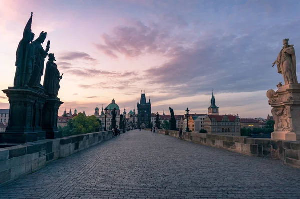 Karlsbrücke mit Steinstatuen bei Sonnenaufgang — Stockfoto