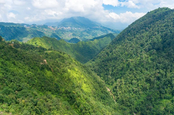 Panoramatický výhled na vrcholky hor ve Vietnamu — Stock fotografie