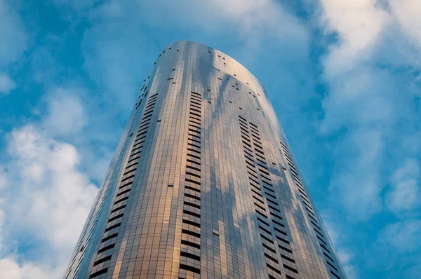 Highrise wolkenkrabber gebouw met glazen ramen. Mondiale vennootschap — Stockfoto