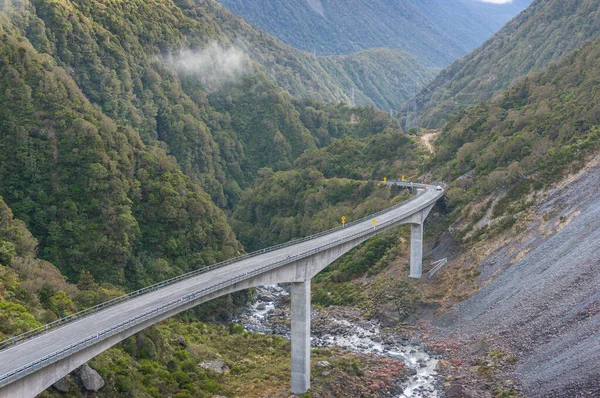 Bergbrug weg, viaduct brug in de kloof — Stockfoto