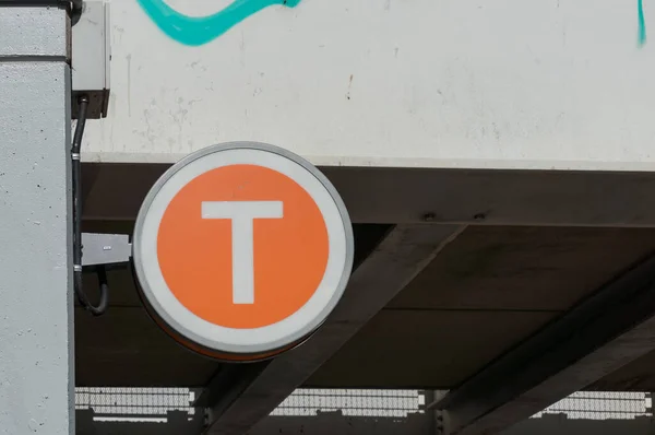 Sydney Transport vlaková značka v oranžovém kruhu — Stock fotografie