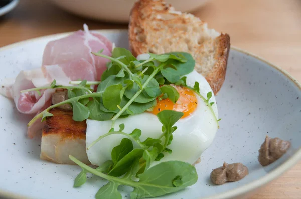 Café da manhã de ovo com gema de ovo escorregadia em torrada de massa de fonte com bacon , — Fotografia de Stock