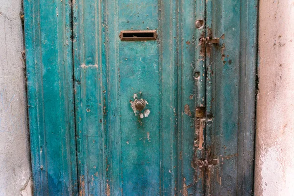 Close up of old blue teal painted door with round door handle, k — 스톡 사진