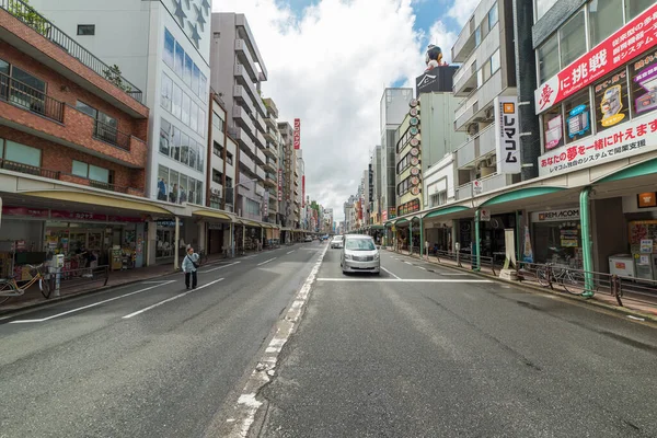 Calle en Taito suburbio en Tokio con coches, peatones y tiendas — Foto de Stock