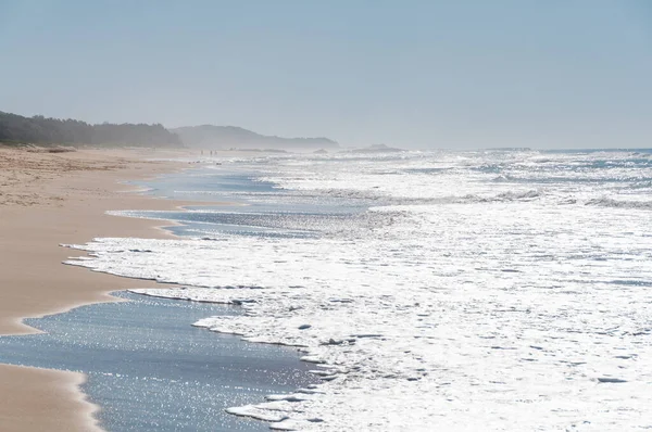 Epic vista al mar con larga playa con arena y suave resplandor — Foto de Stock