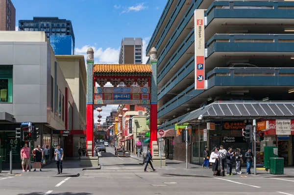Decorated gate in Chinatown neighbourhood in Melbourne, Australi — Stok fotoğraf