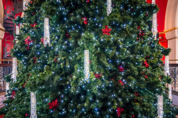 Nahaufnahme des schön geschmückten Weihnachtsbaums in Queen Victory — Stockfoto