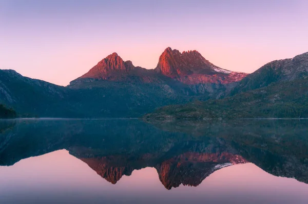 Гірський ландшафт на світанку. Спалахкотючі гори. — стокове фото