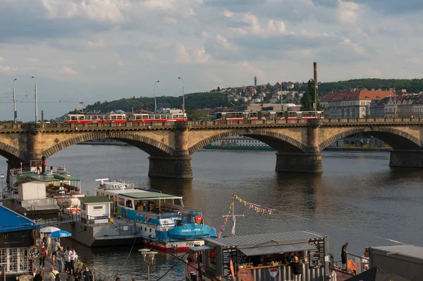 Прага городской пейзаж с мостом. трамвай и лодки — стоковое фото