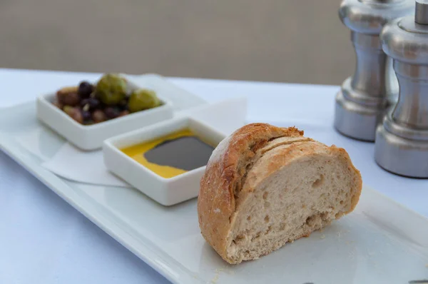 Entree, refeição inicial de pão com azeite e vinagre balsânico e azeitonas — Fotografia de Stock