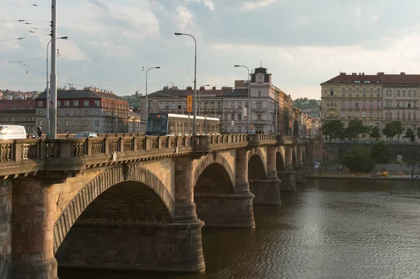 Starý most s tramvají pohybující se přes Vltavu v Praze — Stock fotografie