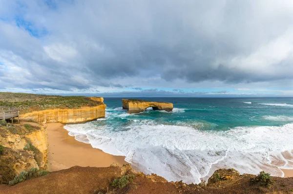 Paisaje oceánico con espectaculares formaciones rocosas y sa —  Fotos de Stock