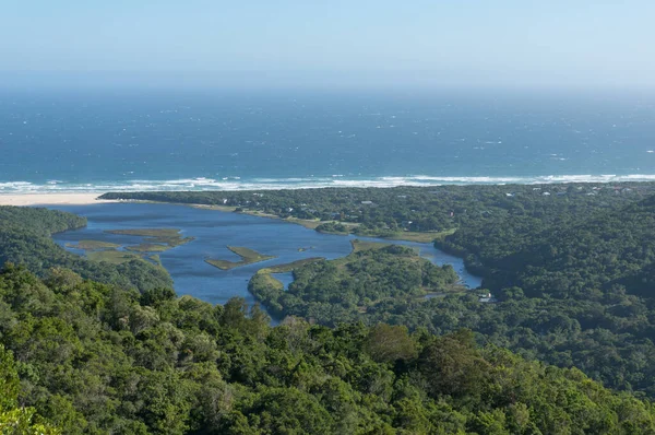 Letecký pohled na oceán a lagunu v Natures Valley, Jihoafrická republika — Stock fotografie