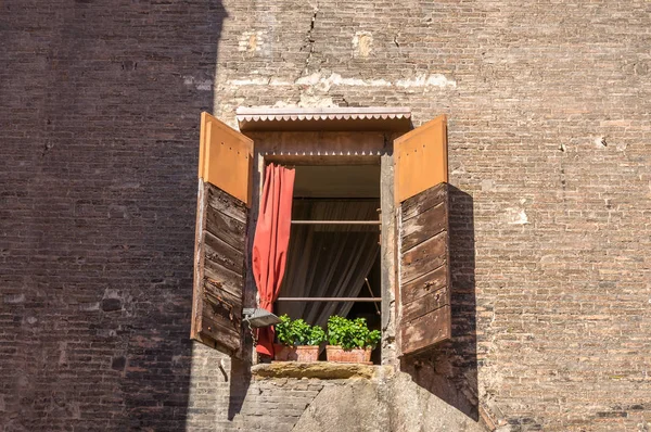 Muro di mattoni con finestra con tende da sole aperte. Antico edificio archit — Foto Stock