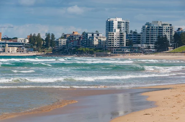 Praia bonita com paisagem urbana no fundo — Fotografia de Stock