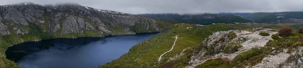 Berglandschaft mit See und Wanderweg. Wiegenberg, Tasmanien — Stockfoto