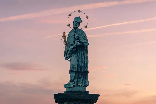 Pomnik Jana Nepomucena na moście Karola w Pradze — Zdjęcie stockowe