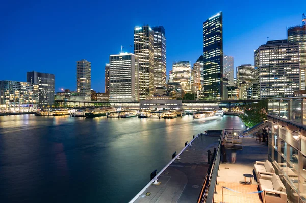 Sydney-Stadtbild mit beleuchteten Bürogebäuden bei Nacht — Stockfoto