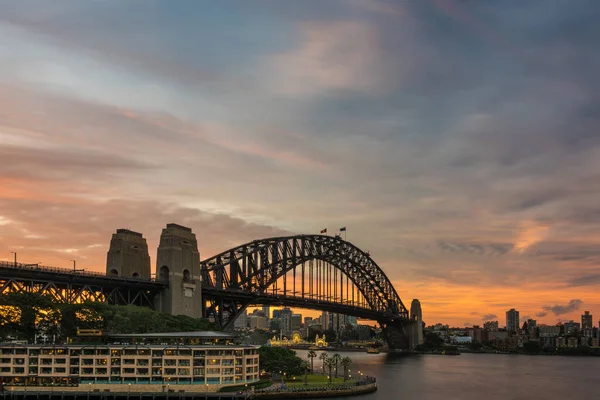 Sydney paisagem urbana ao pôr do sol com Sydney Harbour Bridge — Fotografia de Stock