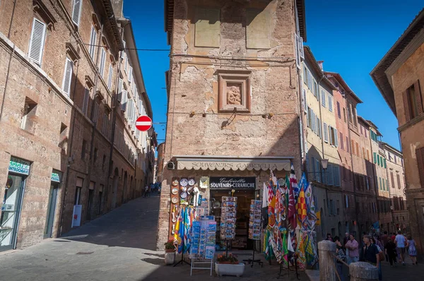 Medieval architecture of Siena streets with souvenir shop and to — Stok fotoğraf