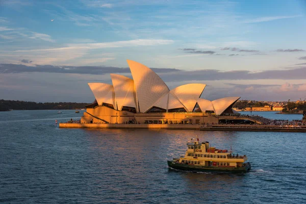 Sydney Opera House ao pôr-do-sol com ferry boat em primeiro plano — Fotografia de Stock